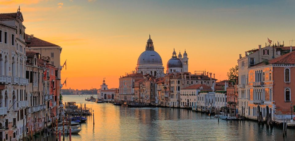 Ein malerischer Blick auf den Canal Grande in der Stadt Venedig, Italien, bei Sonnenuntergang